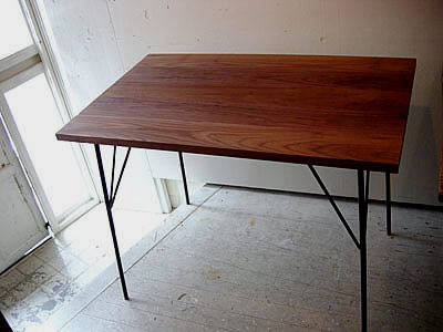 カグオカと金属作家のナカザワさんが加わって出来上がったのがこの鉄脚テーブル
