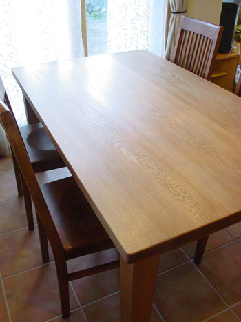 ナラのダイニングテーブル、サイズは長さ１６０cm、奥行き９５cm。