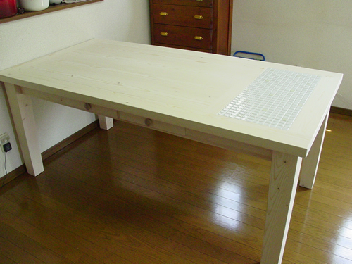 パインに薄く白をのせたダイニングテーブル、デザインはtypeT。