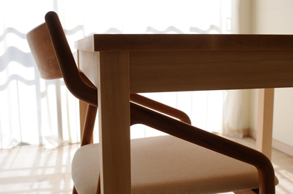 肘掛けがある椅子は場所をとるものですが、このpepeサイドは肘掛けの安楽性と省スペースとを両立させます。