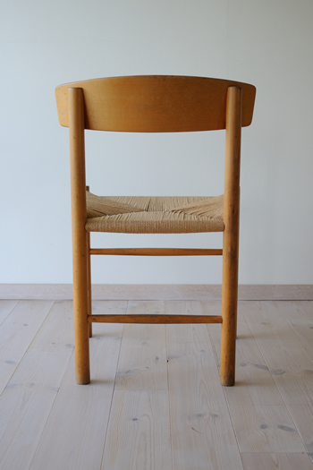 元々が一般庶民のために安価で質の高い家具をという要求に応えて製作された椅子だけに、高価な北欧のデザイナーものの中では比較的にお手頃価格で手に入ります。