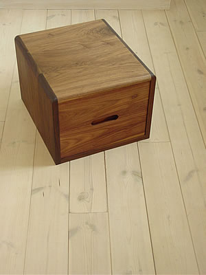 極めてシンプルな箱型デザインの、これはベッドサイドテーブル。
