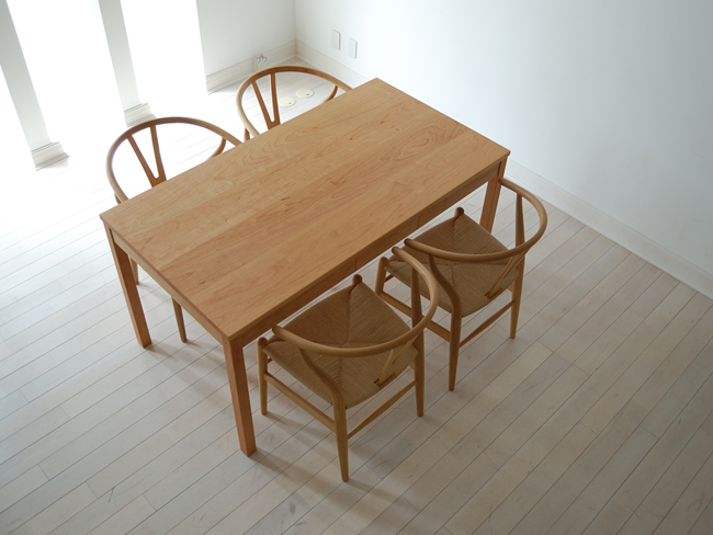 テーブルの脚間が約１３０cmなので出し入れの隙間を考えると（Ｙチェアを片側に２つ並べるには）これが最小サイズ。