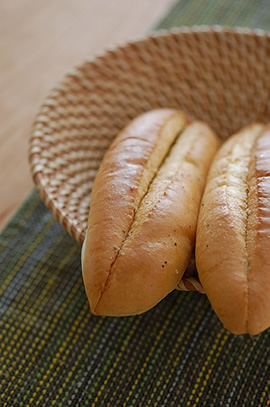 籐のバスケットにのせたパンがまた目に鮮やか。