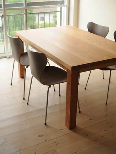 テーブルのボリューミーなところと椅子の極端に細身なところ、また木とスチール脚との対比がはっきりしていて潔い。