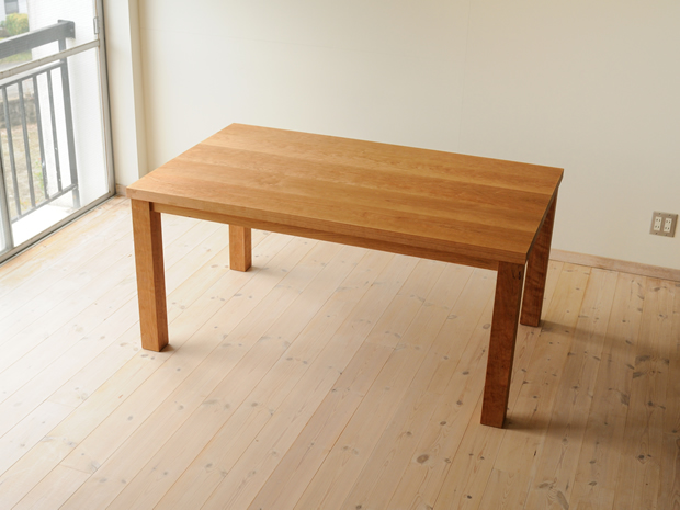部屋に合うどっしりした木のテーブルを、という方にカグオカのtypeT。