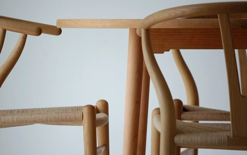 幕板の欠き込みはデザインと同時に椅子に座ったときの膝上のスペースを広げるという機能をもつ。