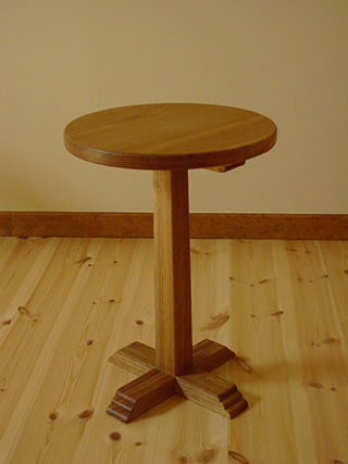 直径４０cmの１本脚丸テーブル、木はホワイトオーク。