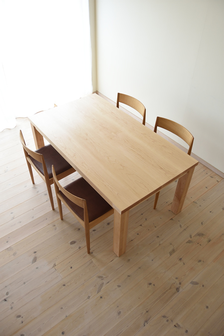 テーブルサイズは１５０cm×８５cm、余裕の４人掛け。
