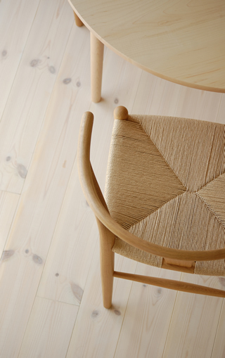 テーブルがメープルで椅子がナラ（オーク）という組み合わせ。
