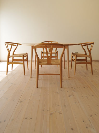 ４本脚の丸ダイはテーブルの脚と脚の間に椅子１脚をセットすることになるから４人掛けが基本。