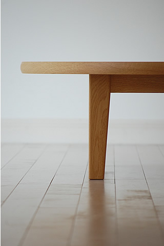 カグオカの丸ローテーブルは無垢の木の魅力を生かしつつ洗練されたデザイン、とりわけ円周部のやわらかな曲線が人気です。