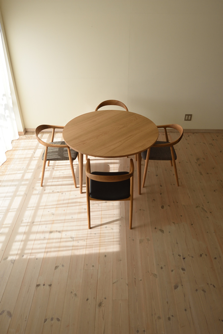 テーブルも椅子も木はナラで統一されています。