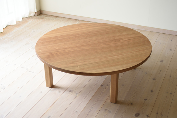 タモの丸ローテーブル、直径１１０cm。