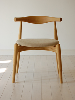 デンマーク人のハンス・ウェグナーによりデザインされた、ＣＨ２０という椅子です。