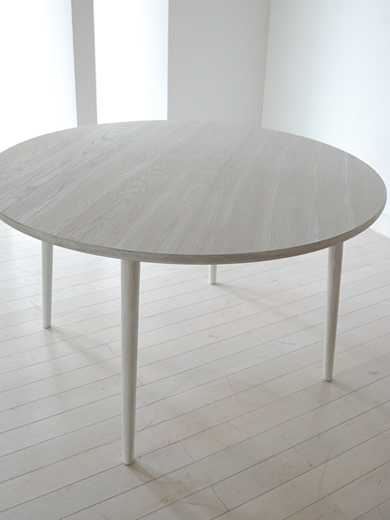 白に惹かれるあなたの必然、白いテーブル。